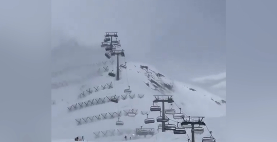 Βίντεο που κόβει την ανάσα: Lift χιονοδρομικού στο έλεος ισχυρών ανέμων