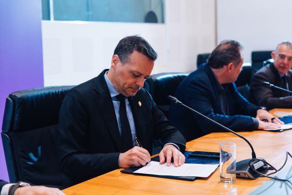 Κρατάει ψηλά τον πήχη ο Δούκας