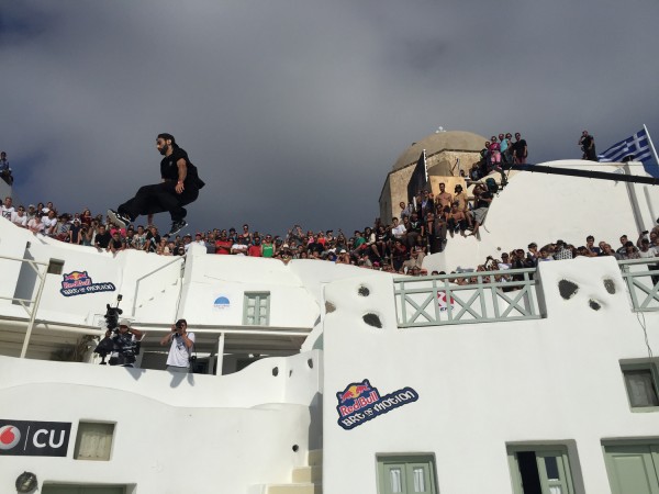 Άλματα που κόβουν τη ανάσα εντυπωσιάζουν χιλιάδες θεατές στη Σαντορίνη