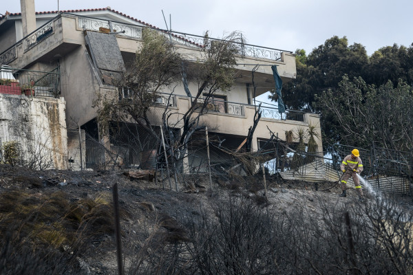Σε ύφεση η φωτιά στο Λαγονήσι - Αποκαταστάθηκε η κυκλοφορία στην Αθηνών - Σουνίου