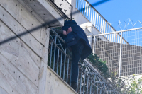 Λήξη συναγερμού στην Ομόνοια για τον άνδρα που απειλούσε να πέσει από την ταράτσα της Πολεοδομίας