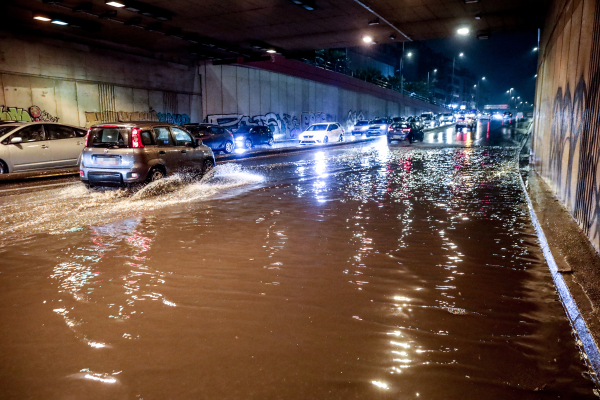Χάος στην Αττική λόγω κακοκαιρίας: Στη λάσπη Νέα Πέραμος και Μάνδρα, εγκλωβισμένοι στην Εθνική Οδό