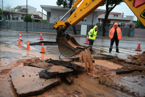 Κράτος σε παράλυση λόγω κακοκαιρίας: Στη λάσπη Νέα Πέραμος και Μάνδρα, εγκλωβισμένοι σε σπίτια και ΙΧ