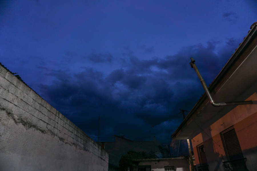 «Κανένα σπίτι χωρίς ηλεκτρικό»: Οργή για την γυναίκα που κάηκε ζωντανή στην προσπάθειά της να ζεσταθεί