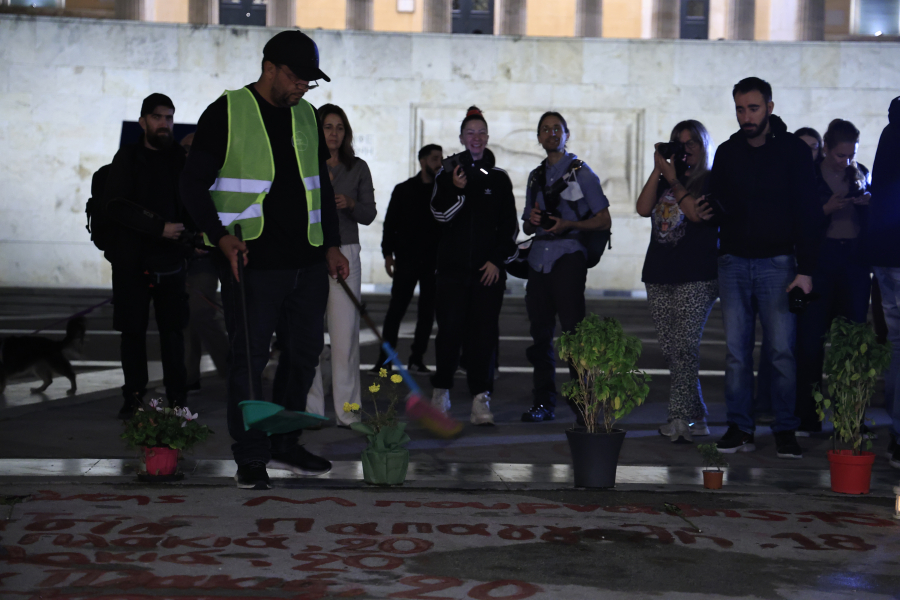 Πάνος Ρούτσι από το Σύνταγμα: «Τι θα κάνατε, κύριε πρωθυπουργέ, αν ήταν τα παιδιά σας; - Μην πειράξετε τα ονόματα»