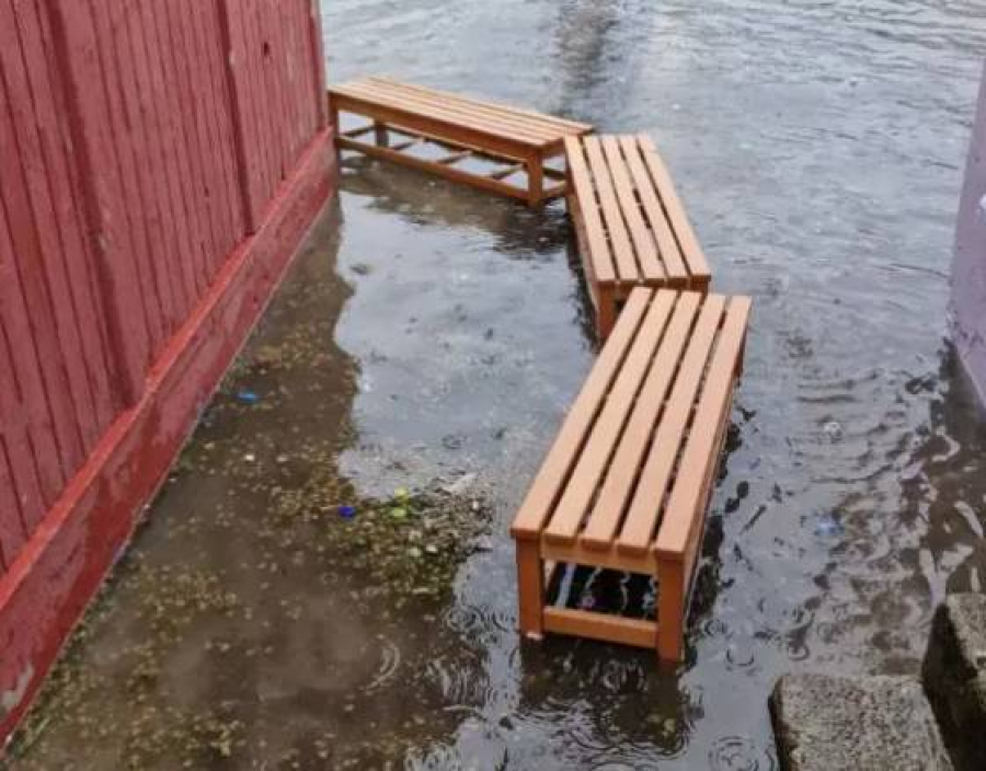 Έφτιαξαν γέφυρα από...παγκάκια στην αυλή του σχολείου για να βγάλουν τα παιδιά