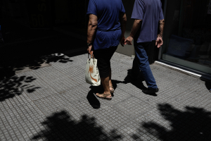 Οργή συνταξιούχων για τα 250 ευρώ: Επίδομα της ντροπής από την κυβέρνηση Μητσοτάκη