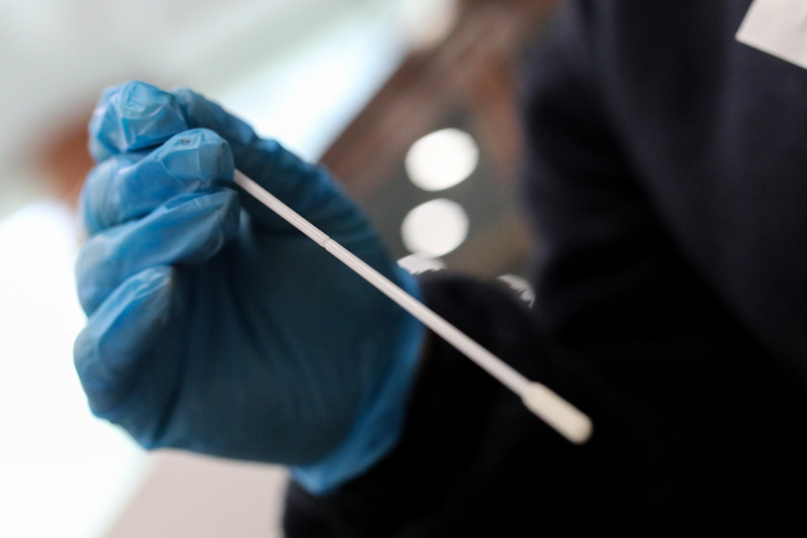 Ένα υποχρεωτικό rapid test την εβδομάδα για ανεμβολίαστους στον ιδιωτικό τομέα