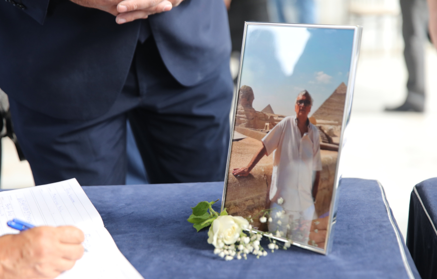 Δημήτρης Σούρας: Θλίψη και πλήθος κόσμου στην κηδεία - Υποβασταζόμενη η σύζυγός του (εικόνες)