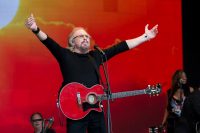 Viral η «φάρσα» για τον θάνατο του Barry Gibb των Bee Gees