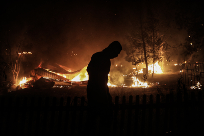 Φωτιά - Εύβοια: Εφιάλτης στη Λίμνη - Συνεχείς εκκενώσεις χωριών και οικισμών - Κάηκαν σπίτια και επιχειρήσεις (εικόνες, βίντεο)