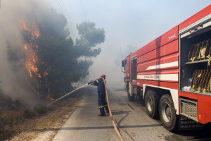 Φωτιά στο Ωραιόκαστρο Θεσσαλονίκης, εντοπίστηκε άνδρας χωρίς τις αισθήσεις του