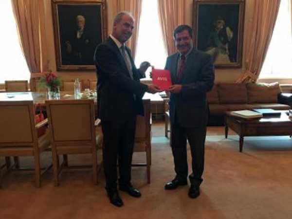 Όχημα van για τη στήριξη προσφύγων δώρισε η εταιρία AVIS στον δήμο Αθηναίων