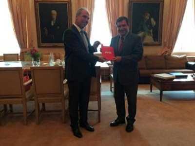 Όχημα van για τη στήριξη προσφύγων δώρισε η εταιρία AVIS στον δήμο Αθηναίων