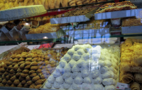 Πιο «αλμυρά» φέτος μελομακάρονα, κουραμπιέδες, τσουρέκια και δίπλες - Οι τιμές