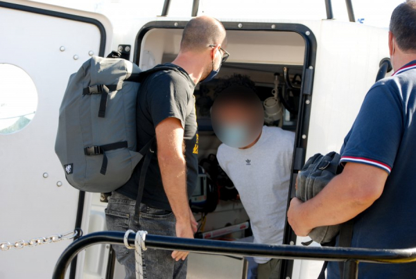 Φολέγανδρος: Στον ανακριτή ο καθ' ομολογίαν δολοφόνος της Γαρυφαλλιάς, τη χτύπησε πριν τη σπρώξει στα βράχια;