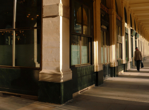 8 φράσεις που λένε οι άνθρωποι της ανώτερης μεσαίας τάξης χωρίς να συνειδητοποιούν ότι ακούγονται προνομιούχοι