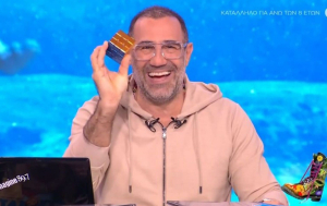 «Ράδιο Αρβύλα»: Το τρυφερό μήνυμα του Αντώνη Κανάκη – «Τον λύσαμε» (Βίντεο)