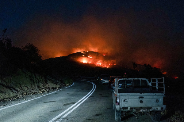 Νύχτα αγωνίας για τις φωτιές σε Κρυονέρι, Εύβοια, Κύθηρα, Χανιά και Μεσσηνία