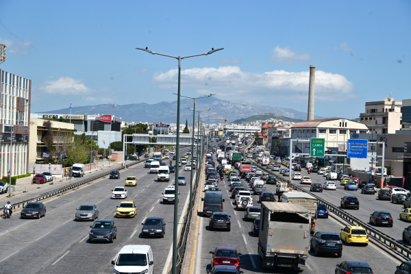 Κίνηση τώρα: Πού εντοπίζονται καθυστερήσεις - Αυξημένη κυκλοφορία στην Αττική Οδό
