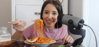 Mukbang: Η τάση που σε κάνει πλούσιο ενώ τρως, αλλά κρύβει και κινδύνους