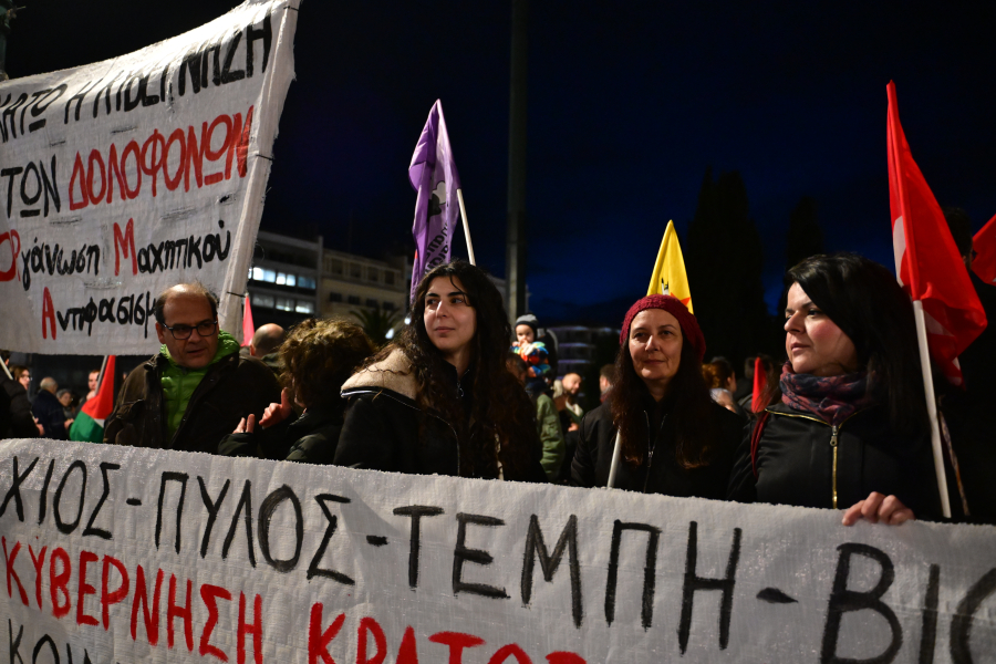 Συγκέντρωση διαμαρτυρίας έξω από τη Βουλή το ναυάγιο με τους 15 νεκρούς μετανάστες στη Χίο (εικόνες)