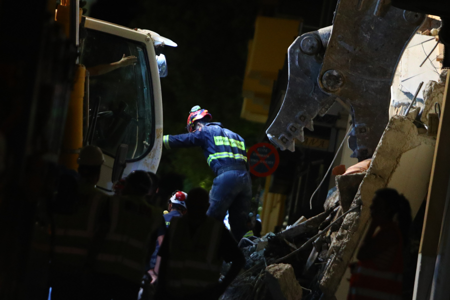 Έκρηξη στην Πλάκα: Μια γυναίκα ανασύρθηκε νεκρή - Μάχη για να εντοπιστούν 5 αγνοούμενοι