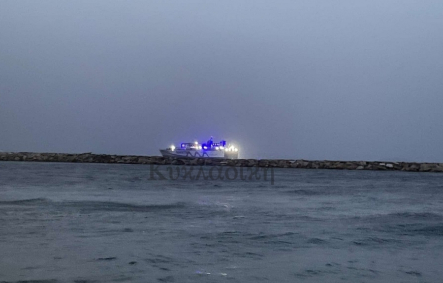 Νάξος: «Έδεσε» στο λιμάνι το πλοίο που δεν μπορούσε να αγκυροβολήσει