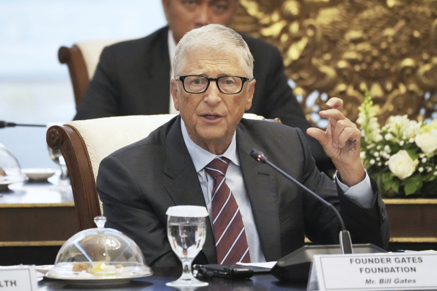 Μπιλ Γκέιτς: Σε 20 χρόνια θα δωρίσει όλη την περιουσία του - Ο Μασκ «σκοτώνει τα πιο φτωχά παιδιά»