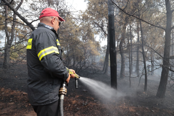 Ρέθυμνο: Στο πόδι η Πυροσβεστική για φωτιά σε δύσβατη περιοχή
