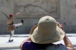 Καύσωνας: Ανοιχτές οι κλιματιζόμενες αίθουσες του δήμου Αθηναίων - Δείτε πού θα βρείτε δροσιά