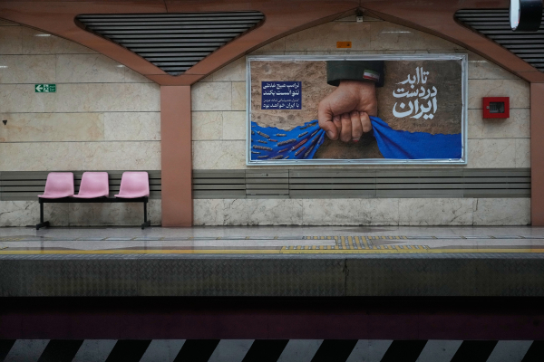 WSJ: Ο Τραμπ «δείχνει» παρατεταμένο αποκλεισμό του Ιράν