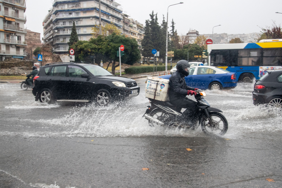 Κακοκαιρία: Υποχρεωτική παύση υπαίθριων εργασιών και τηλεργασία