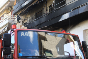 Παραλίγο τραγωδία στη Μεσογείων - Αυτοκίνητο «λαμπάδιασε» κοντά σε βενζινάδικο