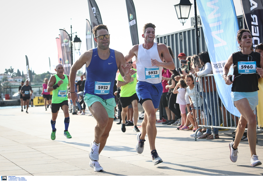 Ο Στέφανος Κασσελάκης έτρεξε στο Spetses Mini Marathon, «τον πολιτισμό μας δείξτε, όχι εμένα»