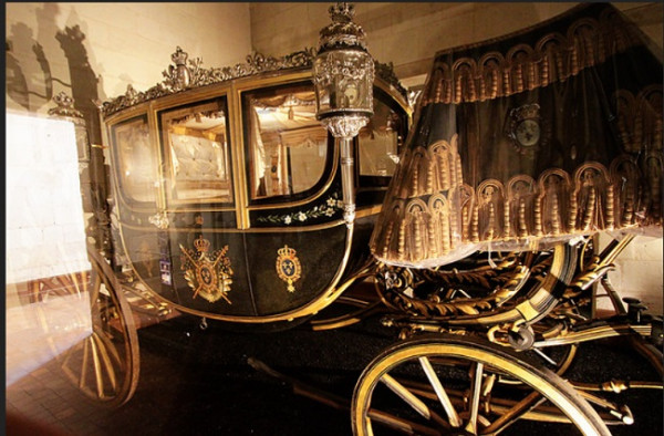 Βρέθηκαν ξεχασμένες βασιλικές άμαξες στο Τατόι - Εντυπωσιακές εικόνες