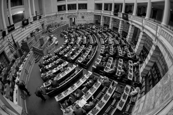 Επιμένει στο 13ωρο η κυβέρνηση – Απορρίφθηκε η ένσταση αντισυνταγματικότητας