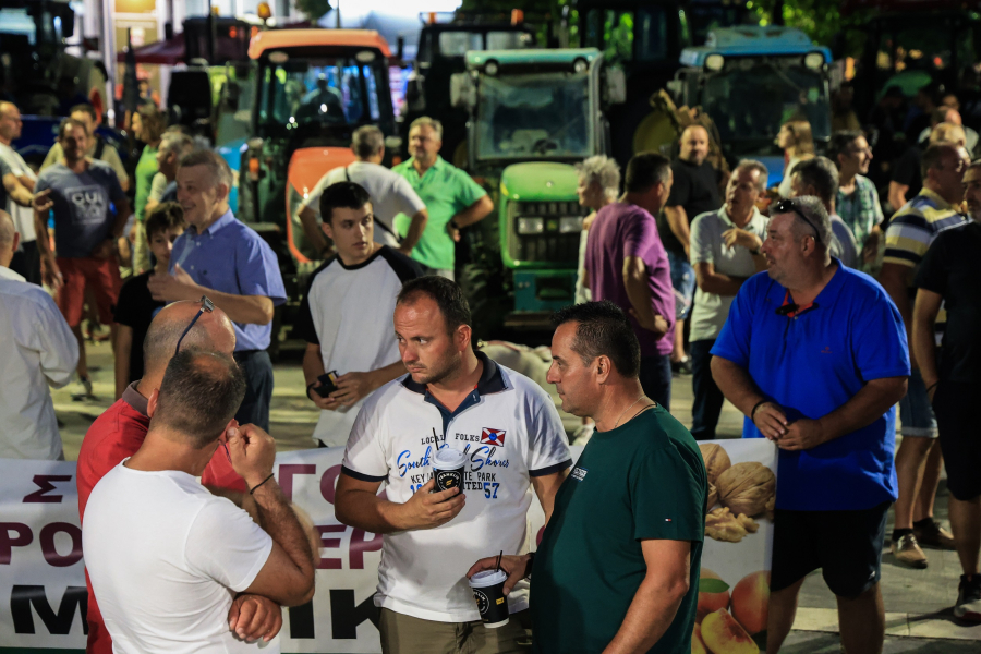 «Απόβαση» των αγροτών στο κέντρο της Λάρισας, με τρακτέρ (Εικόνες και Βίντεο)
