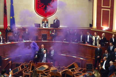 Με ρήψεις καπνογόνων αντέδρασαν οι Αλβανοί βουλευτές στην ψήφιση του προϋπολογισμού