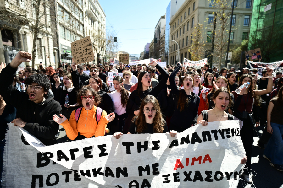 «Αξίζετε 57 Όσκαρ συγκάλυψης»: 10 φωτογραφίες από το φοιτητικό συλλαλητήριο για τα Τέμπη