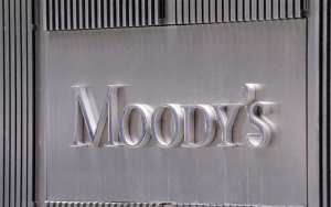 Moody's: Διατηρεί το ελληνικό αξιόχρεο μια βαθμίδα κάτω από την επενδυτική βαθμίδα