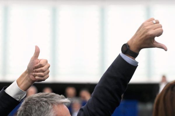 «Στείλτε τους πίσω»: Οργή για τα συνθήματα δεξιών ευρωβουλευτών στην ψηφοφορία για το Σύμφωνο Μετανάστευσης