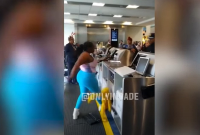 Απίστευτο βίντεο στο αεροδρόμιο των ΗΠΑ: Έξαλλη μητέρα ψάχνει τα παιδιά της και πετά υπολογιστή στο κεφάλι υπαλλήλου