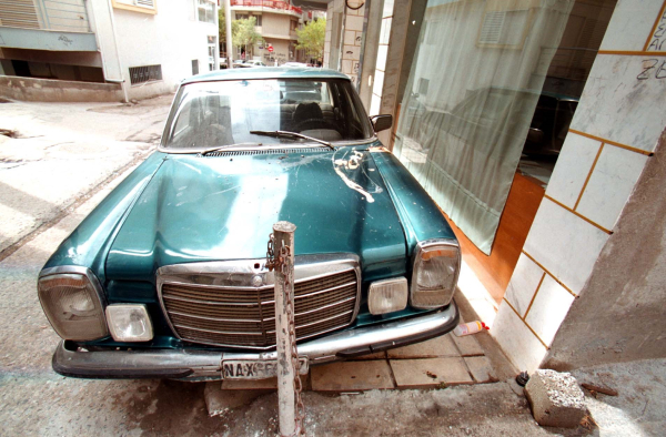 Ατζαμήδες κλέφτες «δραπέτευσαν» οδηγώντας από τα... πεζοδρόμια