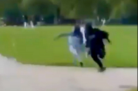 Βρετανία: Συγκλονίζει νέο επεισόδιο με μαχαίρωμα σε πάρκο στο Λονδίνο (βίντεο)