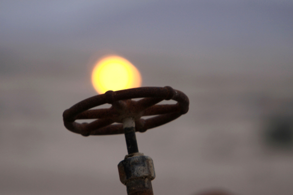 Πόλεμος στο Ιράν: Εκτίναξη της τιμής πετρελαίου πάνω από τα 100 δολάρια