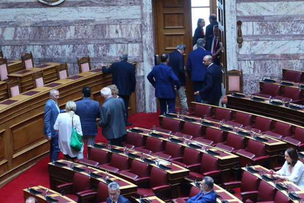 «Καμόρα, μαφία, παρακράτος»: Μετωπική και αποχωρήσεις στη Βουλή, «οδεύετε στο 3% και την εξαφάνιση»