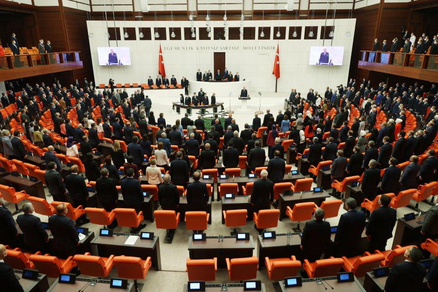 Άρχισαν τα «παρατράγουδα» στην Τουρκία, βουλευτές της αντιπολίτευσης δεν «υποκλίθηκαν» στον χαιρετισμό Ερντογάν στην ορκωμοσία