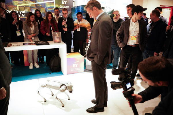 Η εντολή Μητσοτάκη σε σκυλί ρομπότ