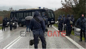 Ένταση στο Καλπάκι: Τα ΜΑΤ μπλόκαραν την πορεία αγροτών με τρακτέρ (βίντεο)